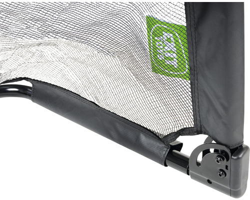 Detailní pohled na dětskou postýlku se sítí a logem značky