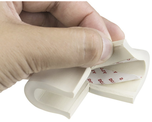 Rohový chránič z pěny s lepicím proužkem, připevněný k ruce