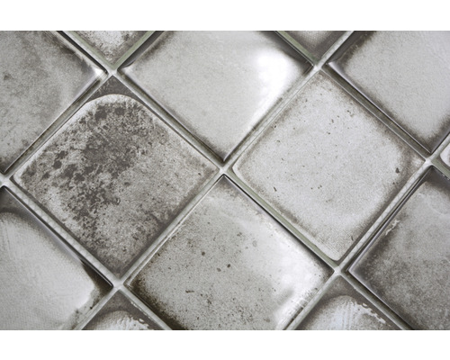 Detail keramických čtvercových dlaždic