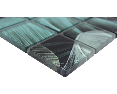 Detailní záběr skleněné mozaikové dlaždice se vzorem