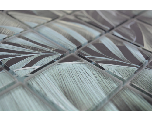 Detailní záběr mozaikových dlaždic se vzorem