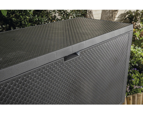 Detailní pohled na černý zahradní box s tkanou strukturou.