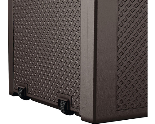 Detail hnědého úložného boxu s kolečky a ratanovým vzorem