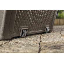 Detailní pohled na květináč s kolečky pro snadnou přepravu