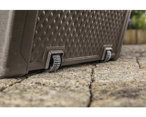 Detailní pohled na květináč s kolečky pro snadnou přepravu