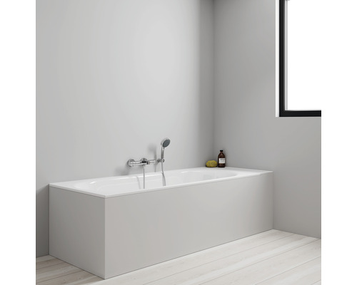 Vestavěná vana s baterií a ruční sprchou v koupelně