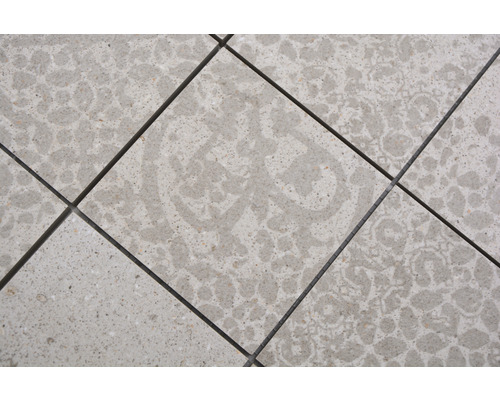 Dlaždice se vzorem a spárami