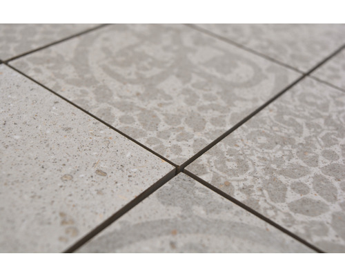 Detailní záběr podlahových dlaždic se vzorem