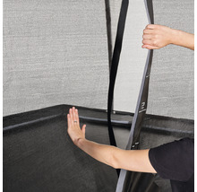 Detailní záběr bezpečnostní sítě trampolíny s otevřeným vchodem