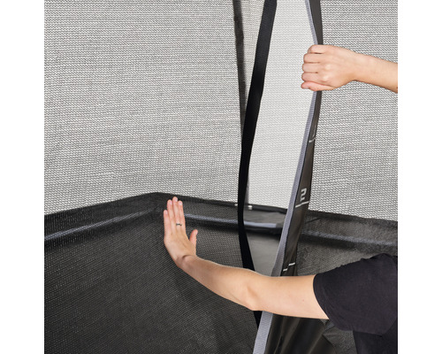 Detailní záběr bezpečnostní sítě trampolíny s otevřeným vchodem