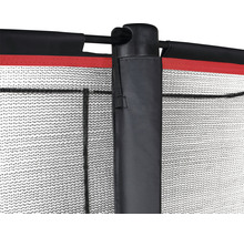 Detailní pohled na ochrannou síť trampolíny s podpěrným sloupkem