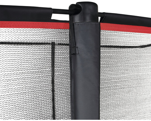 Detailní pohled na ochrannou síť trampolíny s podpěrným sloupkem