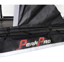 Logo Peak Pro na černé ochranné plachtě