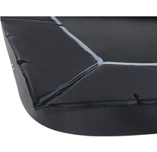 Detail černého krytu okraje trampolíny