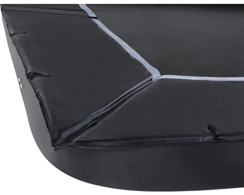 Detail černého krytu okraje trampolíny