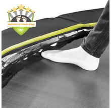 Detailní záběr trampolíny se systémem ochrany nohou a osobou, která na ni pokládá nohu