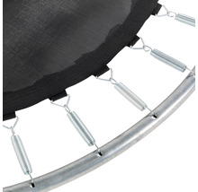 Detailní pohled na pružiny, skákací plachtu a rám zahradní trampolíny