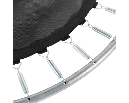 Detailní pohled na pružiny, skákací plachtu a rám zahradní trampolíny