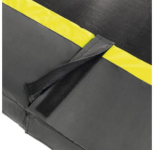 Detailní záběr ochranného okraje trampolíny se suchým zipem