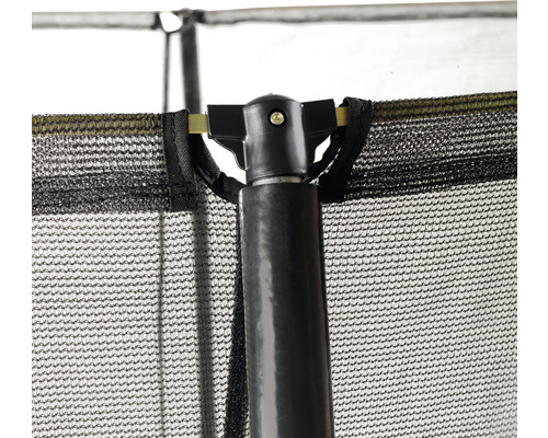 Detailní záběr bezpečnostní sítě trampolíny s tyčí rámu a spojovacím prvkem