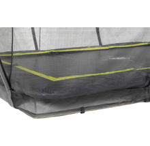 Detailní záběr trampolíny s ochrannou sítí