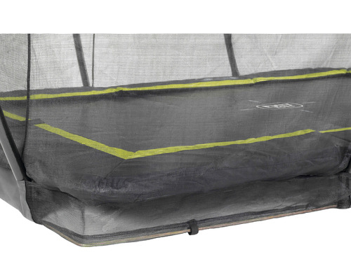 Detailní záběr trampolíny s ochrannou sítí