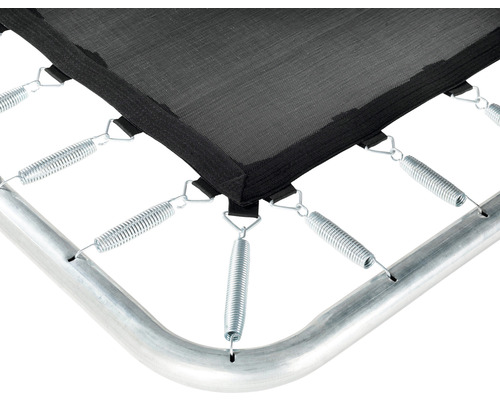 Detailní záběr trampolíny se skákací plochou, pružinami a rámem