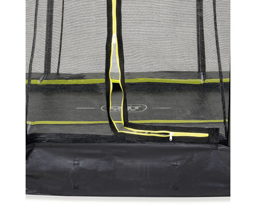 Detailní pohled na trampolínu s bezpečnostní sítí a zipem