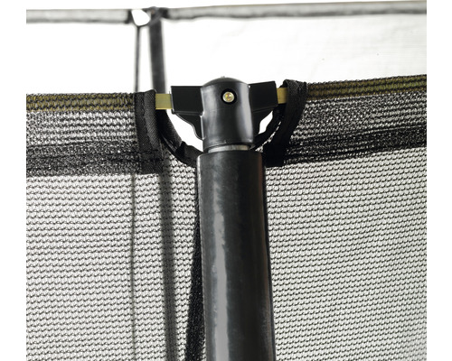 Detailní záběr bezpečnostní sítě trampolíny s podpěrnými sloupky