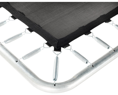 Detailní pohled na trampolínu s pružinami a rámem