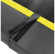 Detailní záběr krytu trampolíny se suchým zipem