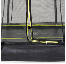 Detailní pohled na zip na ochranné síti zahradní trampolíny.