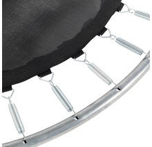 Detailní pohled na pružinu a rám trampolíny