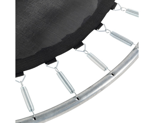 Detailní pohled na pružinu a rám trampolíny