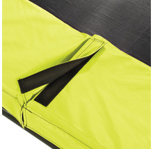 Detailní záběr bezpečnostní sítě trampolíny se suchým zipem