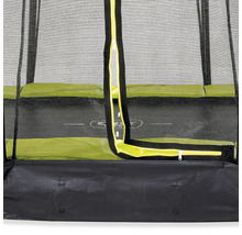 Detailní pohled na trampolínu s ochrannou sítí a zipem