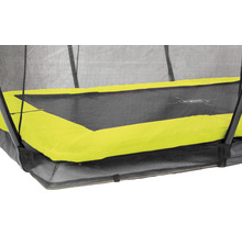 Detail zahradní trampolíny s bezpečnostní sítí