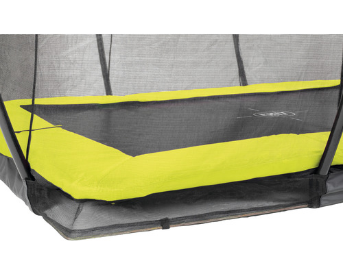 Detail zahradní trampolíny s bezpečnostní sítí