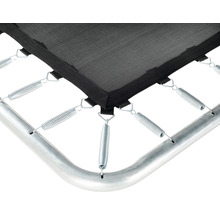 Detailní záběr skákací plachty, pružin a rámu trampolíny