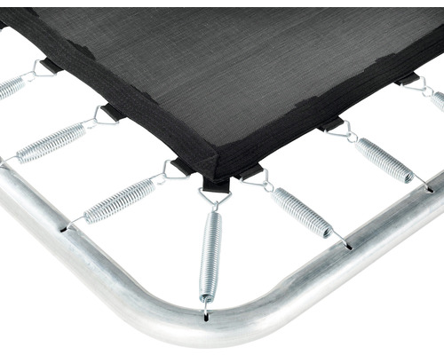 Detailní záběr skákací plachty, pružin a rámu trampolíny