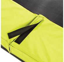 Detailní záběr bezpečnostní sítě trampolíny se suchým zipem