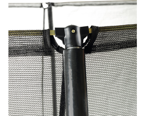 Detailní záběr bezpečnostní sítě trampolíny s podpěrnými sloupky