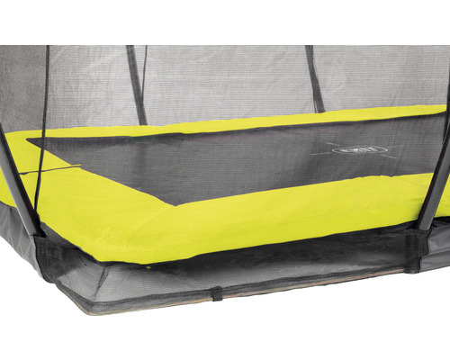 Detailní pohled na zahradní trampolínu s ochrannou sítí