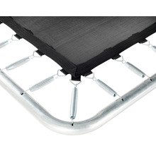 Detailní záběr trampolínové podložky s pružinami a rámem.