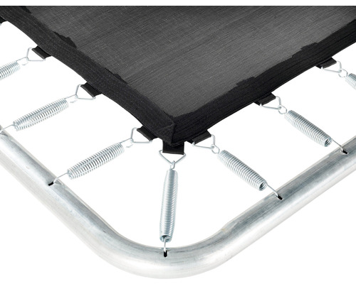 Detailní záběr trampolínové podložky s pružinami a rámem.