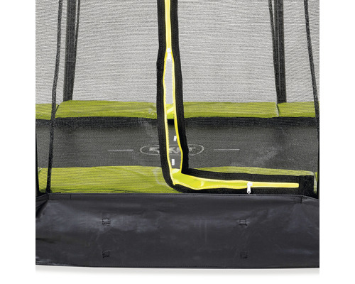 Detailní záběr trampolíny s bezpečnostní sítí a zipem