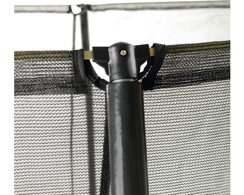 Detailní záběr bezpečnostní sítě a tyče trampolíny