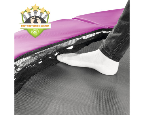 Detailní záběr trampolíny se systémem ochrany nohou a osobou vstupující na skákací plochu