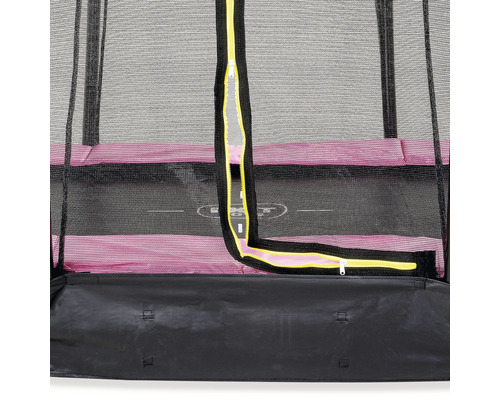 Detailní záběr trampolíny s ochrannou sítí a zipem