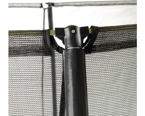 Detailní záběr bezpečnostní sítě trampolíny s tyčí a spojovacím prvkem